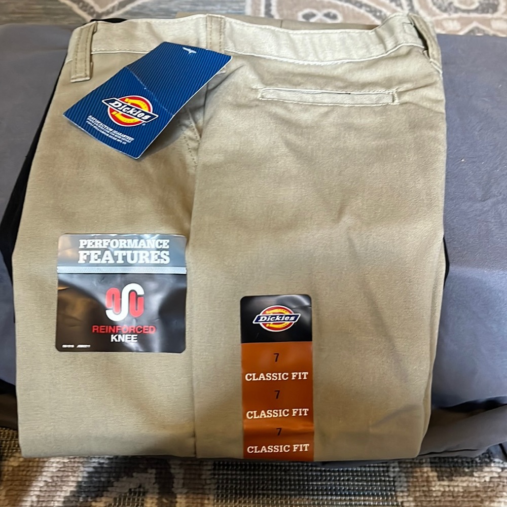Classic fit Dickey’s for boys. Size 7.